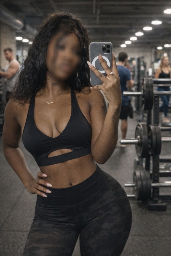 ZARA FIESTERA BESOS CON LENGUA