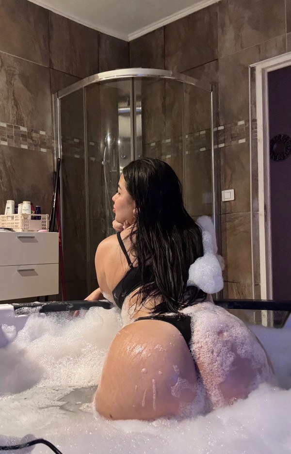 KAROLA HERMOSA LATINA FIESTREA