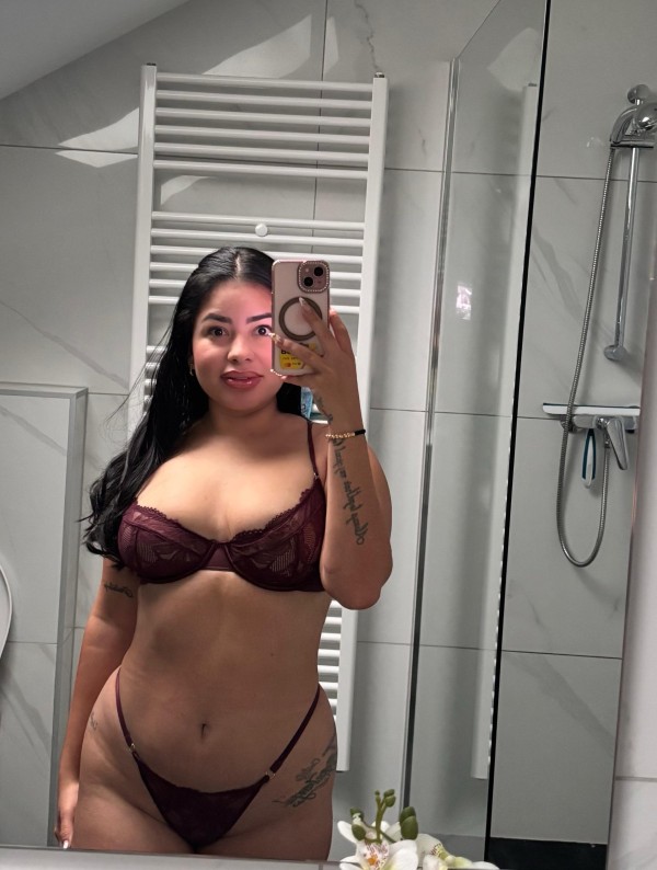 KAROLA HERMOSA LATINA FIESTREA