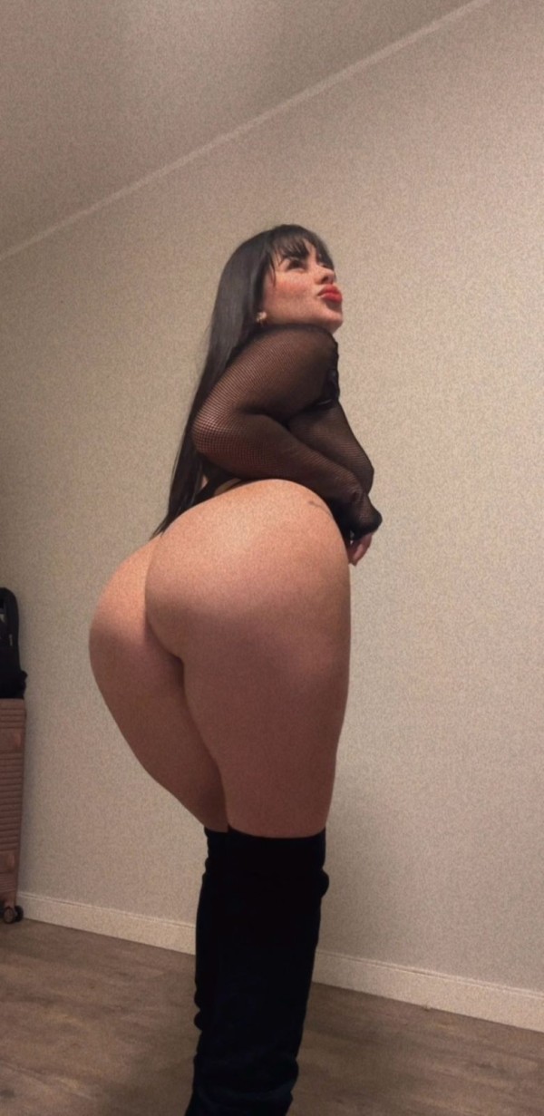 KAROLA HERMOSA LATINA FIESTREA