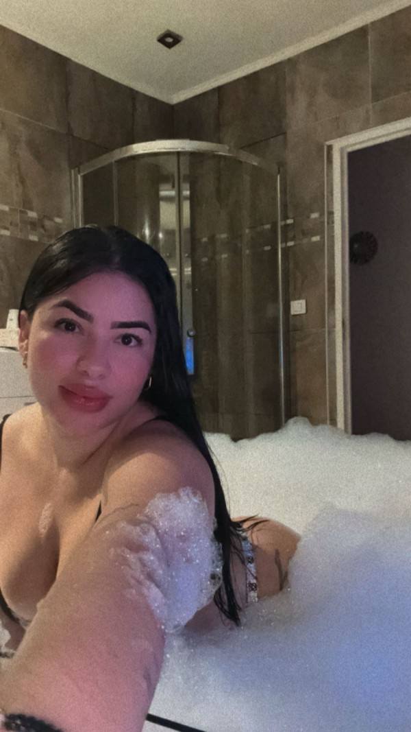 KAROLA HERMOSA LATINA FIESTREA