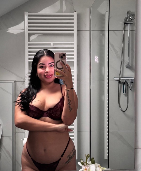 KAROLA HERMOSA LATINA FIESTREA