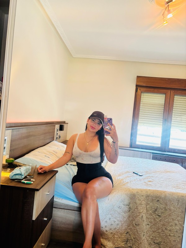 KAROLA HERMOSA LATINA FIESTREA