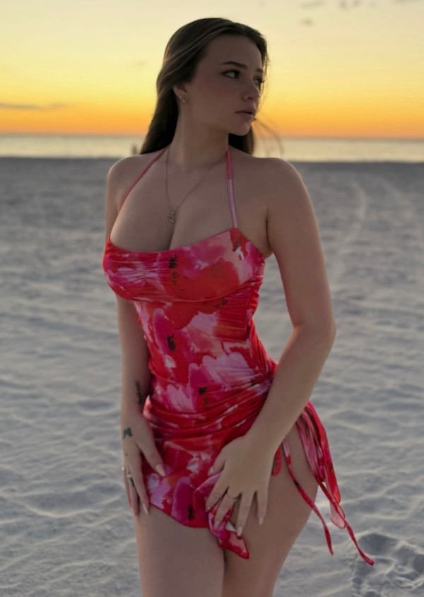 LUZ UNA NIÑATA COMPLACIENTE Y CARIÑOSA