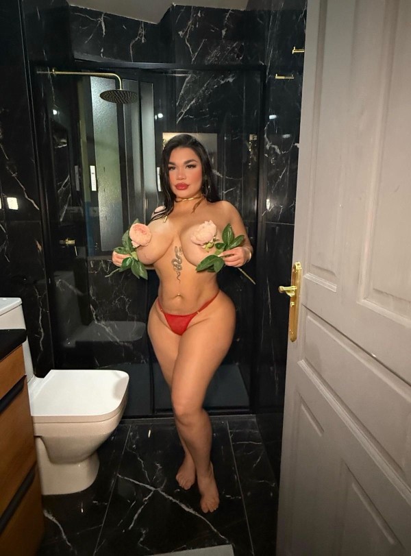 Fiestera, super cachonda, pechos naturales