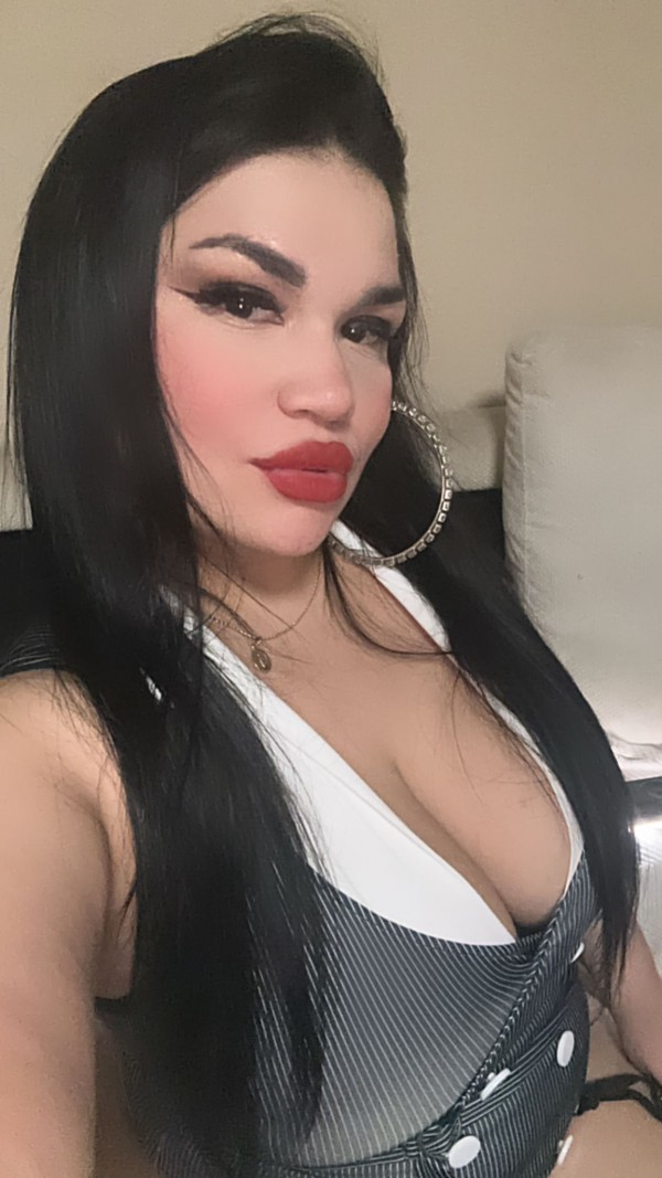 JOVEN, BELLA Y EXPLOSIVA MORENAZA Fiestera