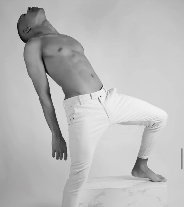 Chico colombiano DOTADO EN TORREMOLINOS