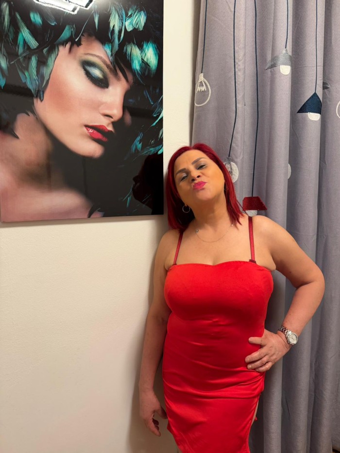 MADURITA PELIRROJA JUGUETONA