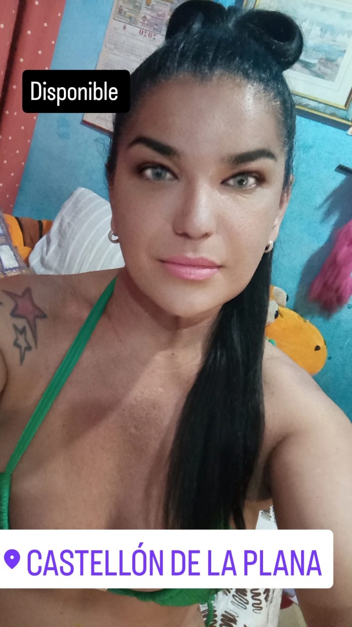 Chica trans versátil y fiestera