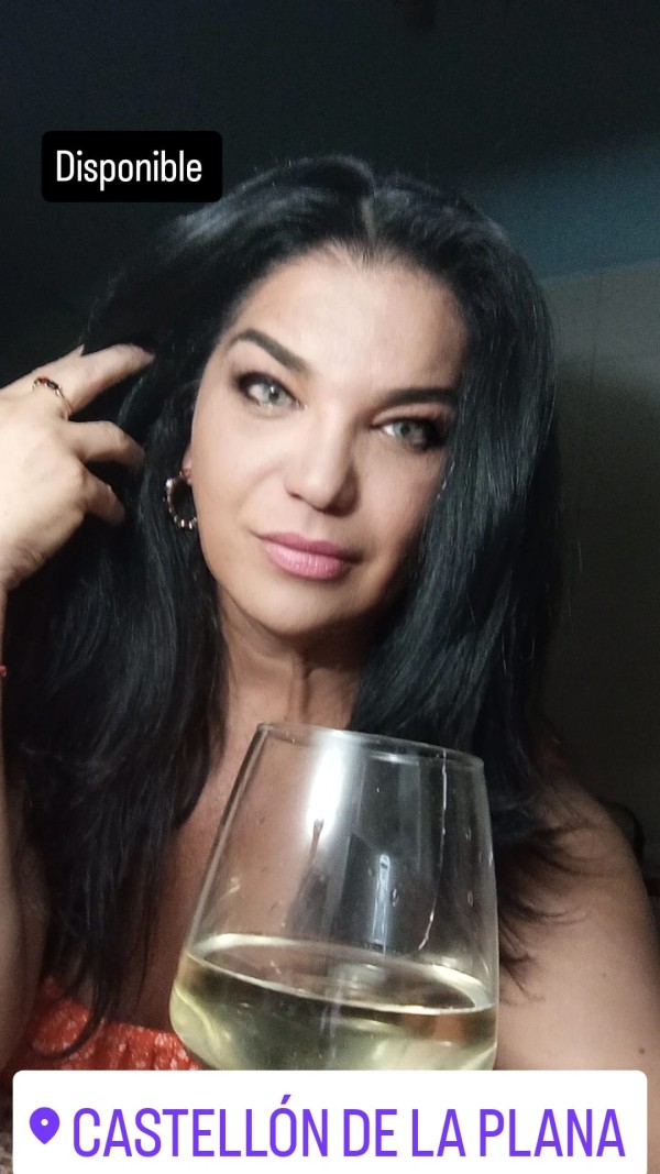 Chica trans versátil y fiestera