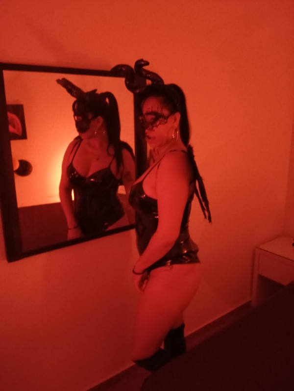 UNA GUARRA CON GANAS DE FOLLAR A TOPE EN PLAYA DE GANDIA