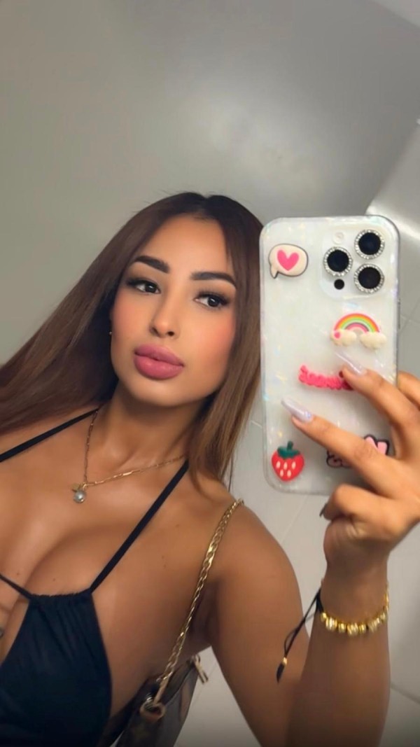 Sara chica angelical caliente y juguetona