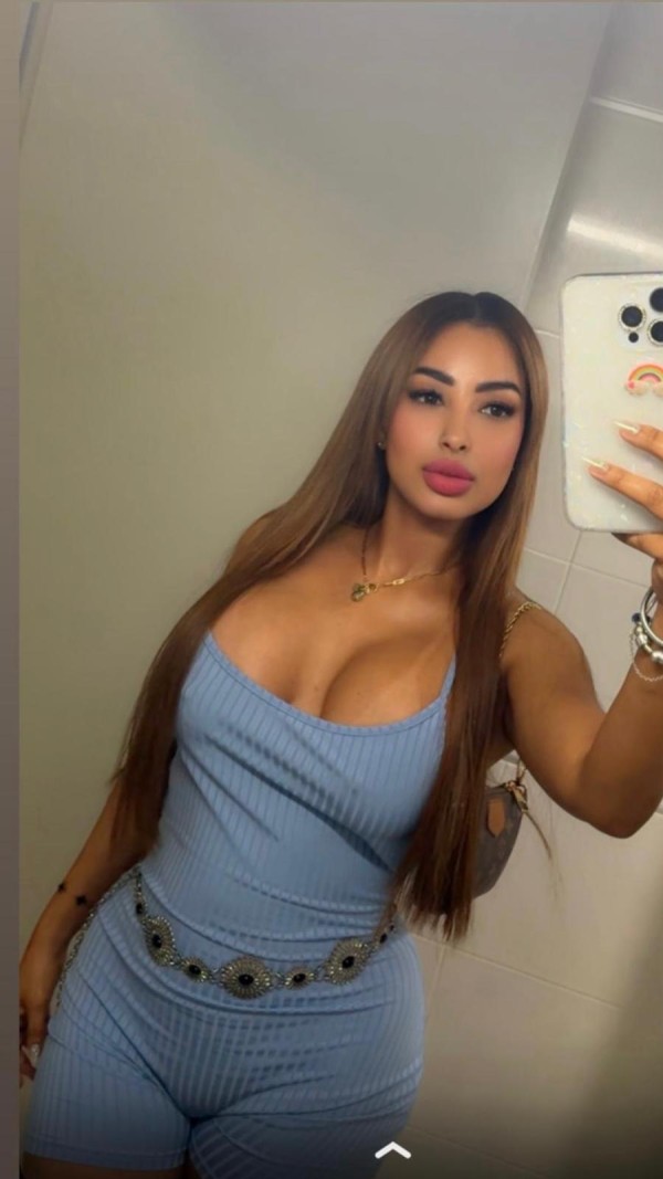 Sara chica angelical caliente y juguetona