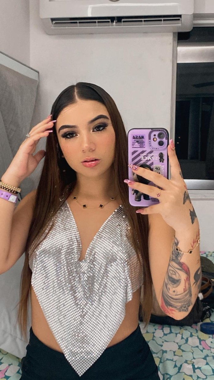 CHICA ARDIENTE MUY CACHONDA Y EXTROVERTIDA