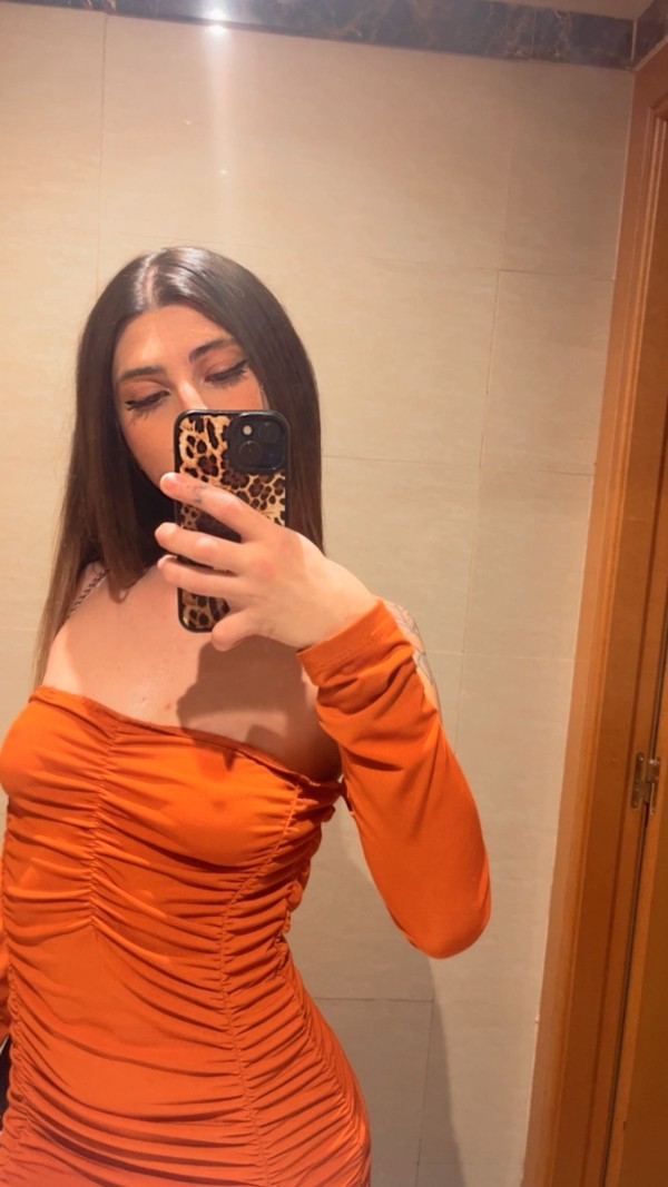 HOLA SOY LAURA 22 AÑOS SALOU ESPAÑOLA