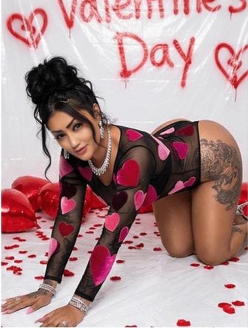 ARENAL Chica recién llegada ala isla ven ami