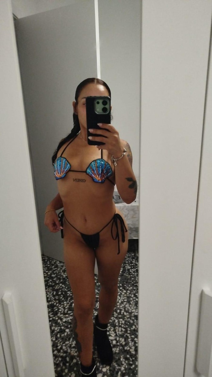 LATINA EXPERTA EN MAMADAS A PELO CON CORRIDA FACIA