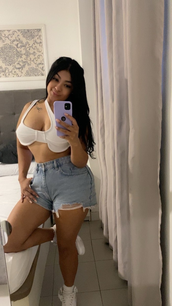 UN BOMBONCITO CON CURVAS DELICIOSAS