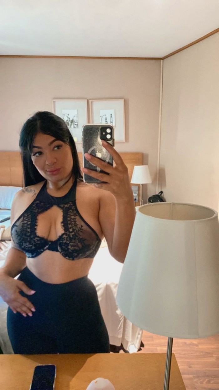 UN BOMBONCITO CON CURVAS DELICIOSAS