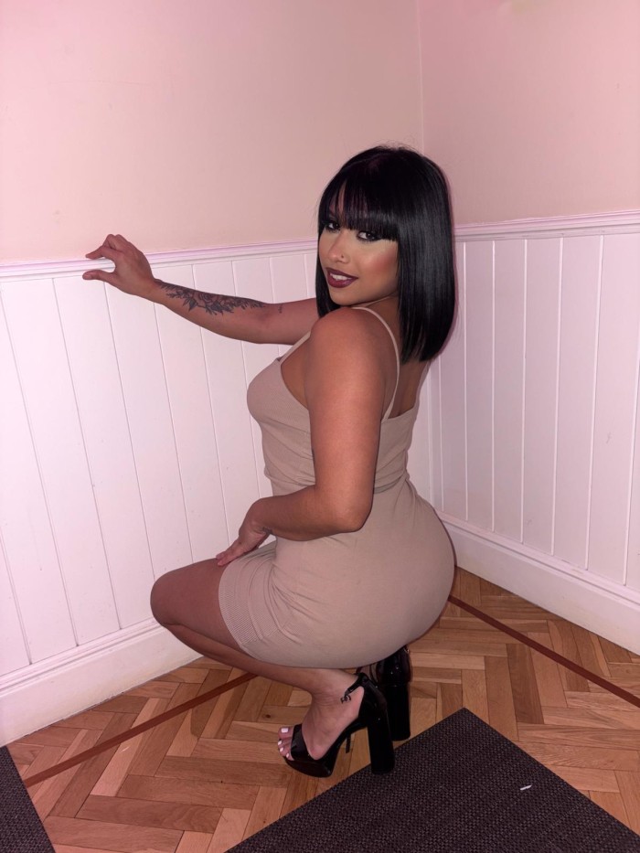 NIÑATA CHUPONA DELGADITA PUTISIMA EN LA CAMITA