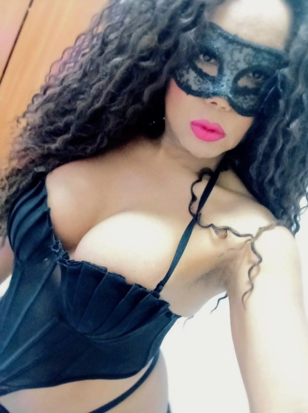 Toda una lujuria de chica con dotación XXL solo para ti ven