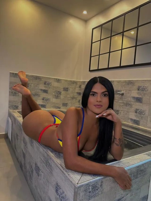 LATINA RICA ME ENCANTA LAS POLLAS DURAS