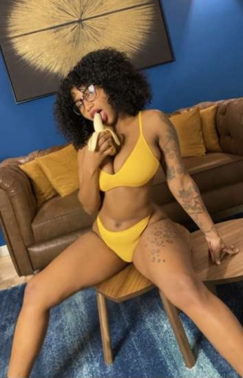 Hermosa jovencita mulata córrete en mi boca