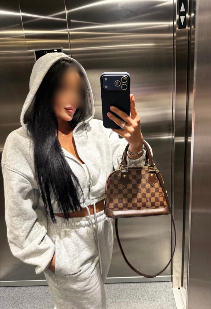 Lucia española joven educada y muy apasionada