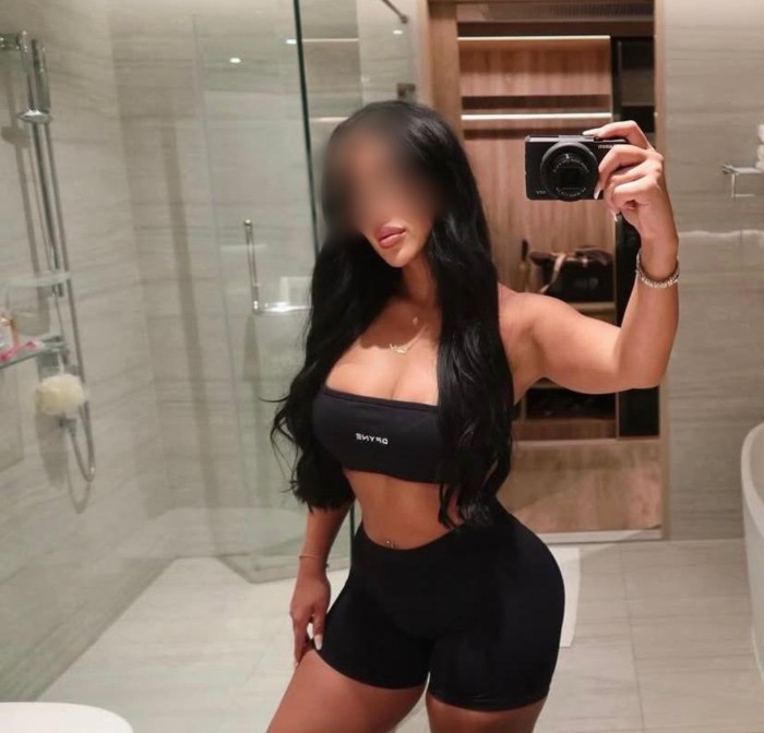 Lucia española joven educada y muy apasionada