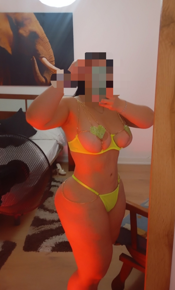 Madurita con coño mojadito solo para tí fotos reales