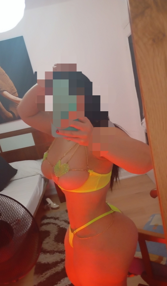 Madurita con coño mojadito solo para tí fotos reales