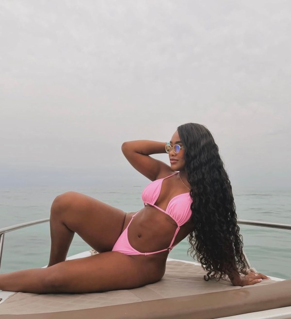 Megan morena Ardiente con cuervas de sirena