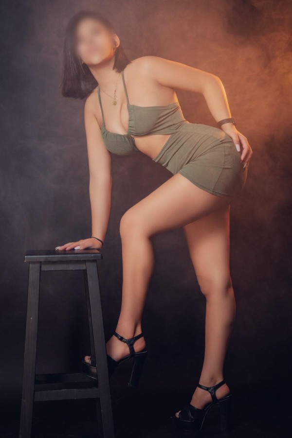 SOY UNA BOMBA EXPLOSIVA VEN Y DISFRUTEMOS JUNTOS