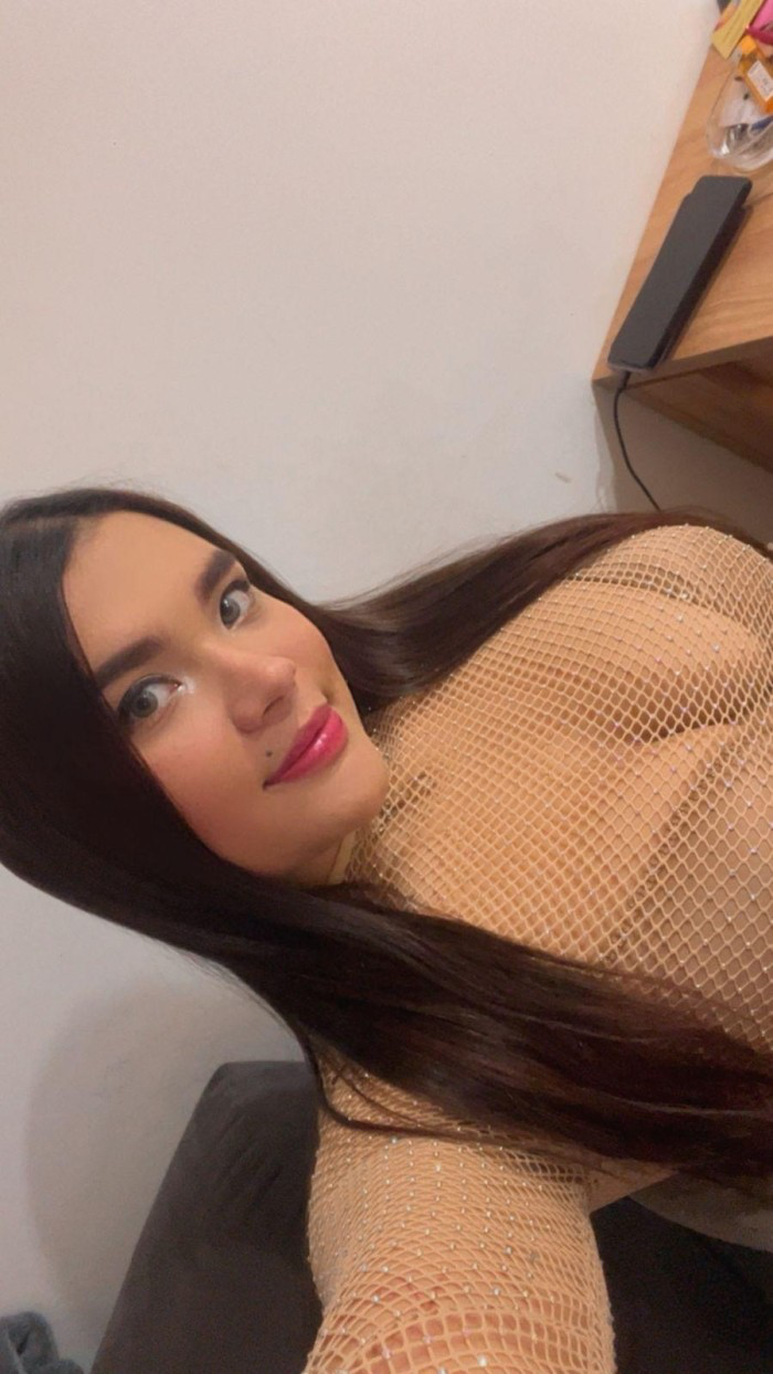 Colombiana joven muy implicada en la cama