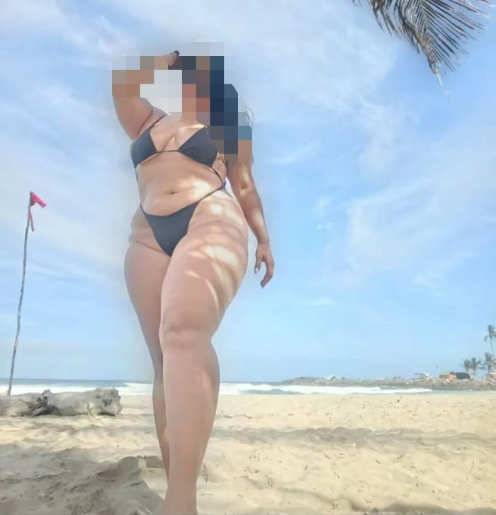 Latina muy cachonda y fiestera