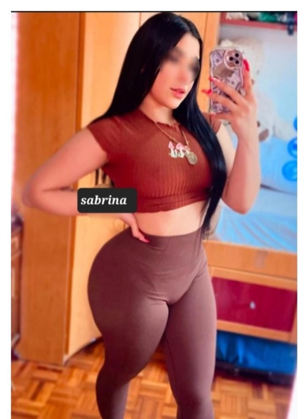 Soy chica complaciente cariñosa dispuesta a cumpli