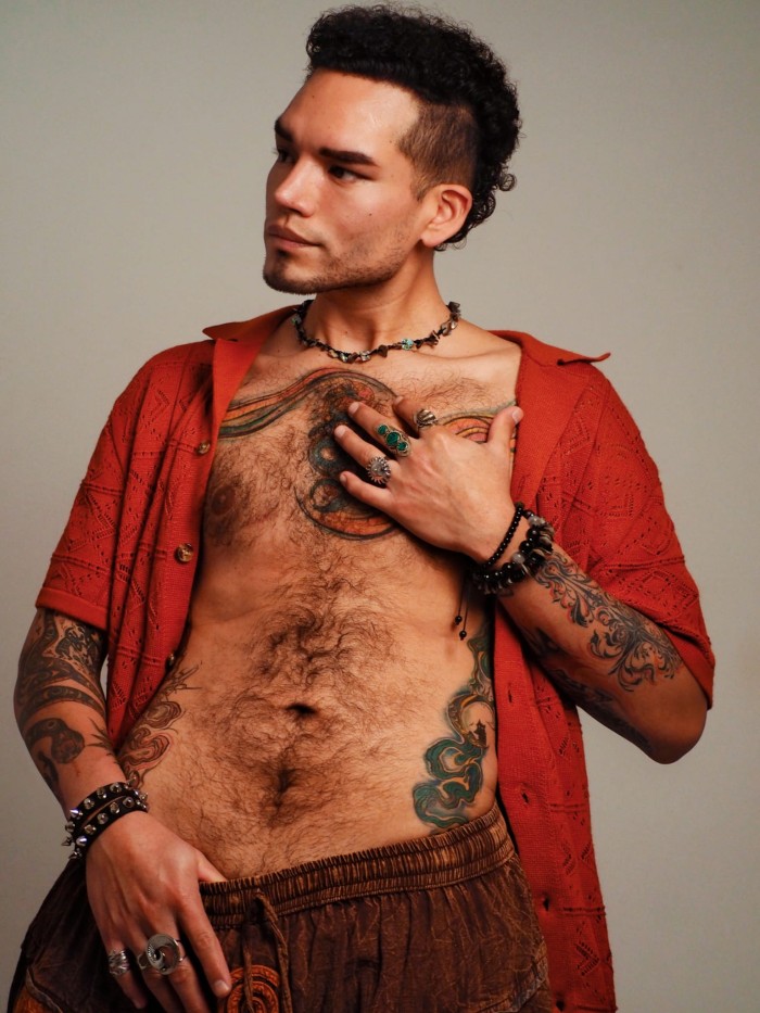 JOVENCITO PERUANO TATUADO MUY DOMINANTE SUPERNOVEDAD