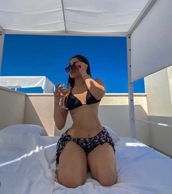 DULCE SOY  UN BOMBON LLENO DE CURVAS UNA DIOSA