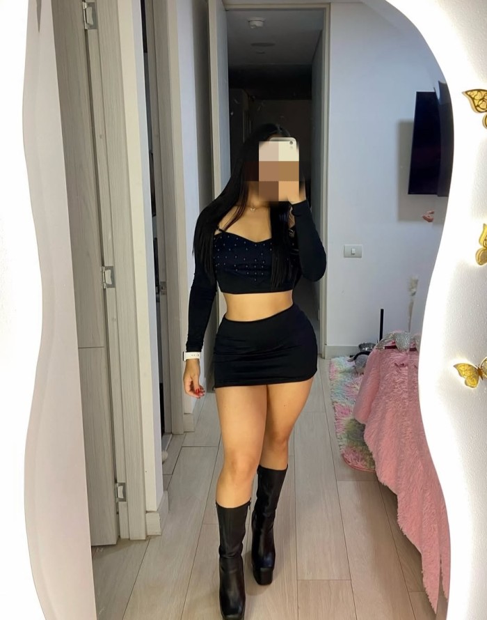 MORENITA TETONA CON GANAS DE TODO