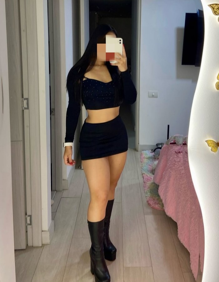 MORENITA TETONA CON GANAS DE TODO