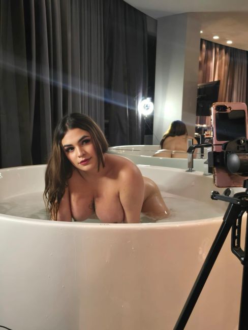 SIEMPRE ERECTA, CACHONDA Y DESCOMPLICADA. ¡NOVEDAD EN LA ZONA!