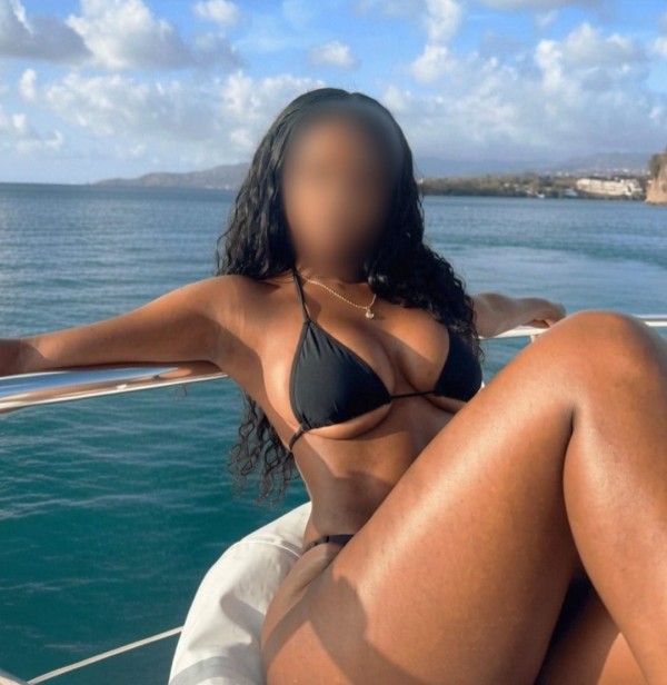 COLOMBIANA CON COÑO MOJADITO Y GANAS DE FOLLAR