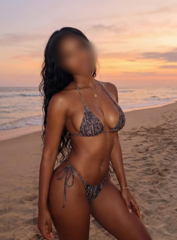 COLOMBIANA CON COÑO MOJADITO Y GANAS DE FOLLAR