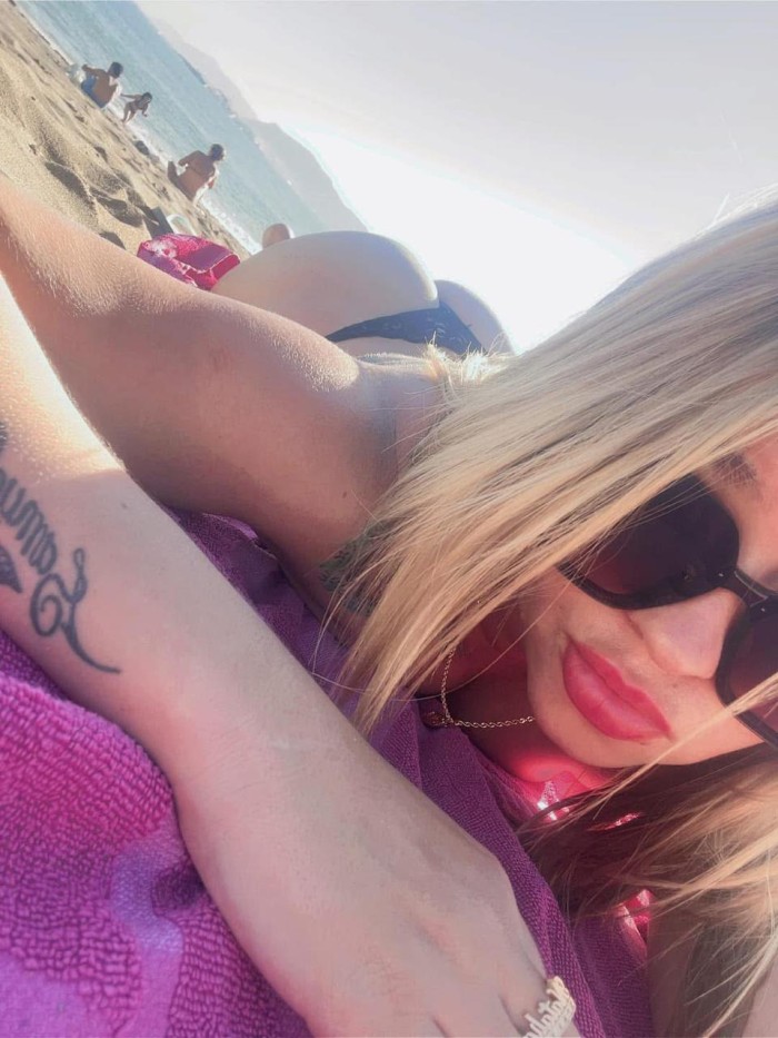 Rubia jovencita sensual ardiente encantadora