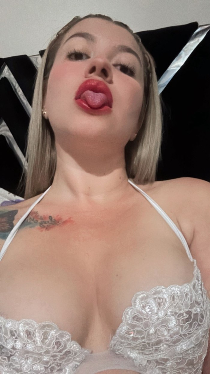 Rubia jovencita sensual ardiente encantadora