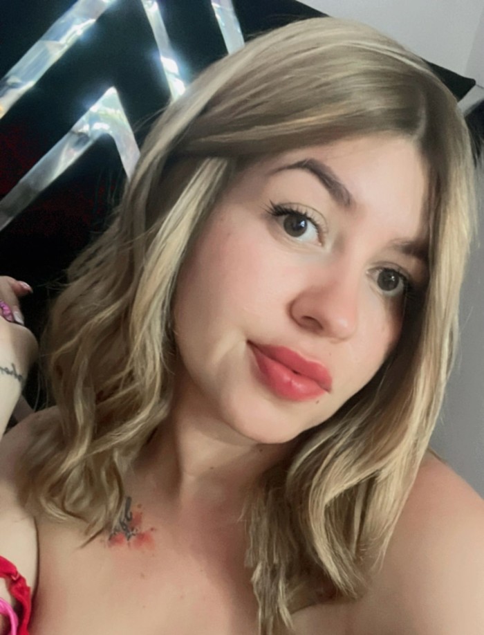 Rubia jovencita sensual ardiente encantadora