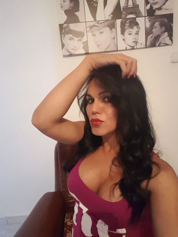 Morena aterciopelada muy bien dotada ahora en Avilés