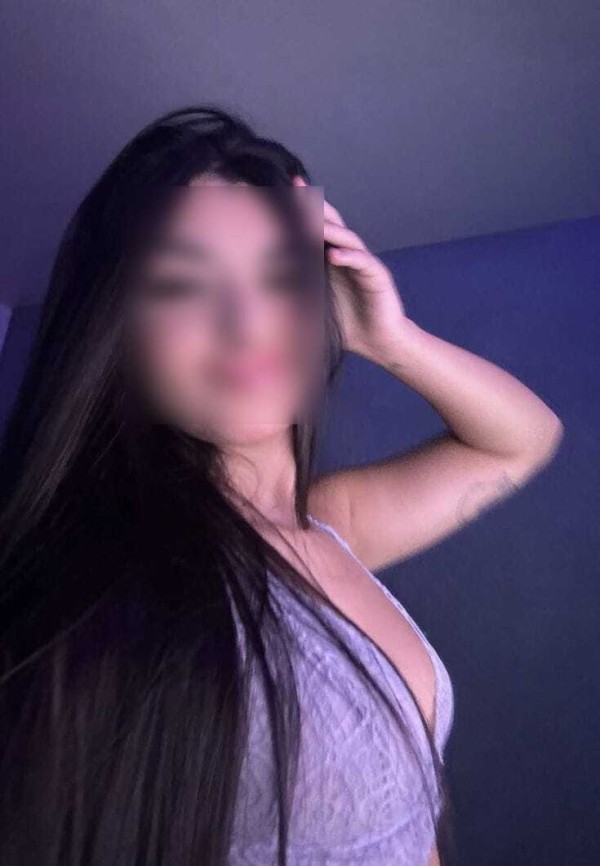 KARELIS UNA EXPLOSIÓN DE DESEO Y ELEGANCIA LATINA