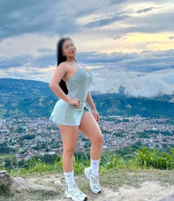 Latina joven con mucho placer y cariño para darte