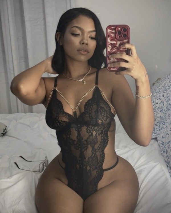 Hermosa morena Dominicana caribeña